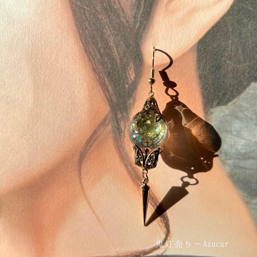 白彼岸花と歯車ランタンのアシンメトリーピアス／イヤリング