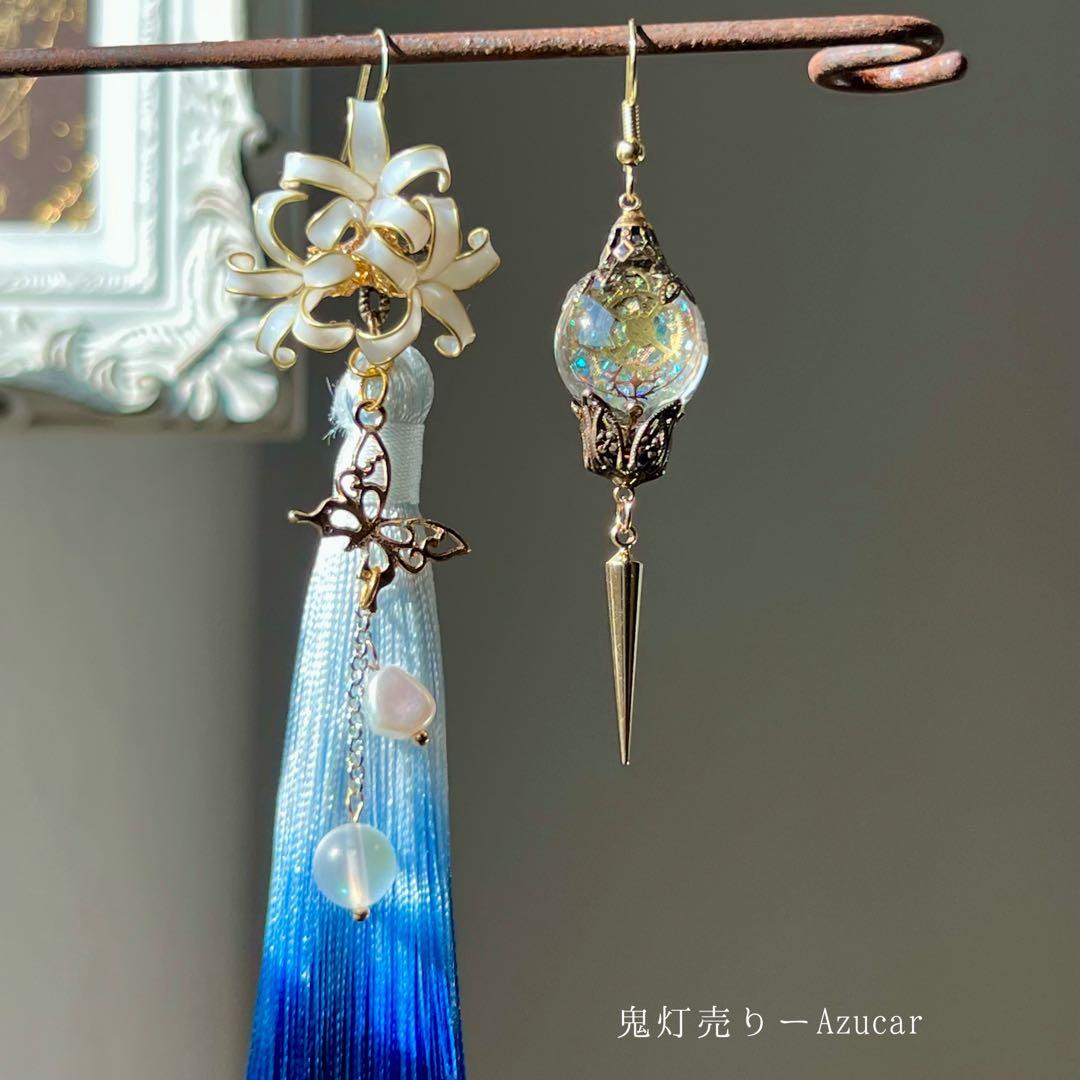 白彼岸花と歯車ランタンのアシンメトリーピアス／イヤリング