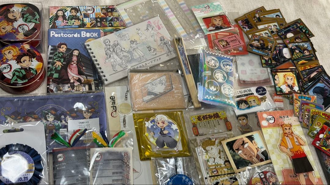 鬼滅の刃　グッズ　まとめ売り　100点以上　アクリルスタンド　缶バッジ