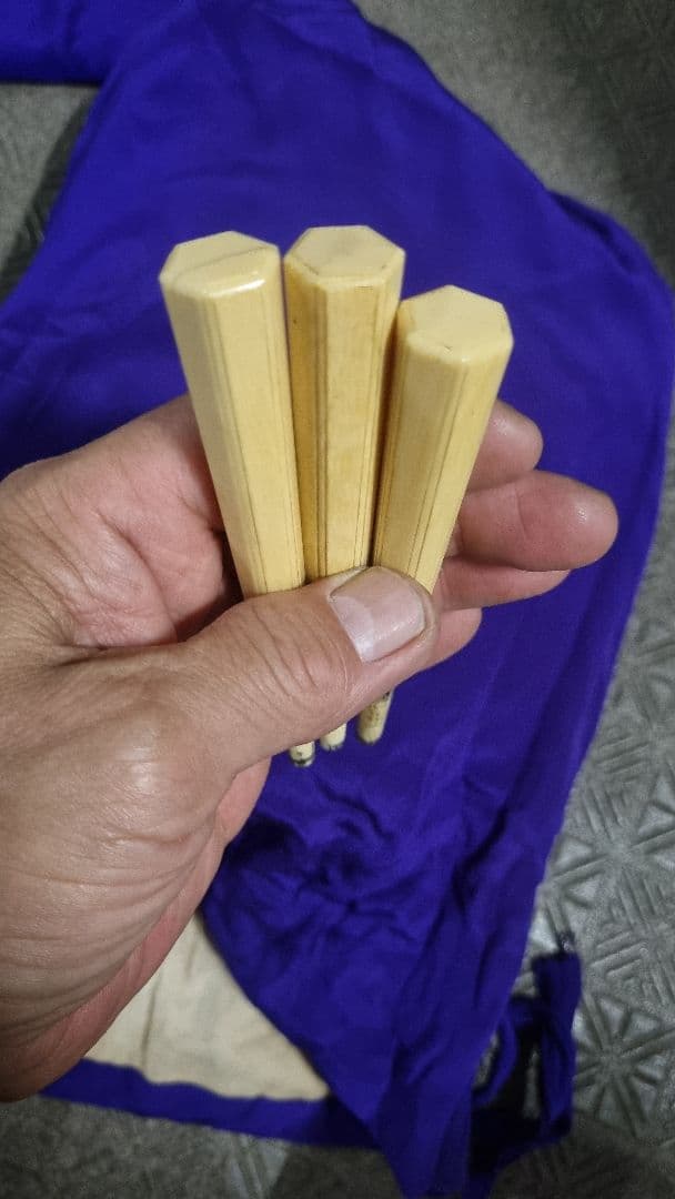 三味線本体 木製 紫色カバー付き 天然素材ばち、糸巻き