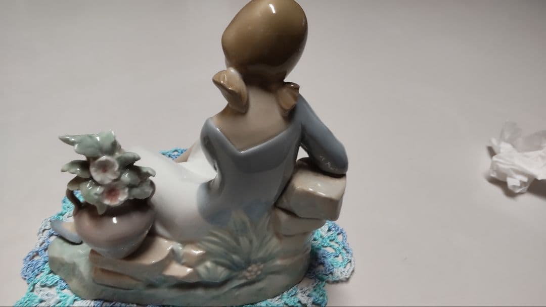 リヤドロ　少女の陶器置物