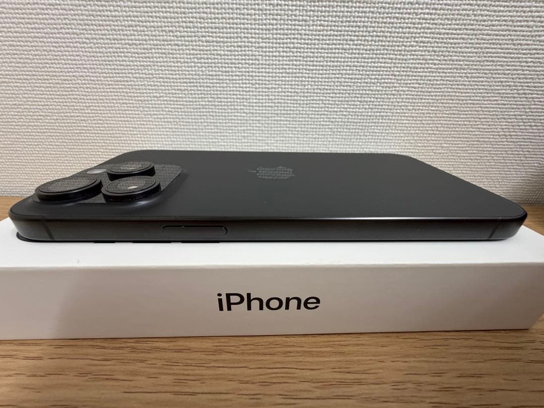美品 iPhone 15 Pro Max 256GB ブラックチタニウム