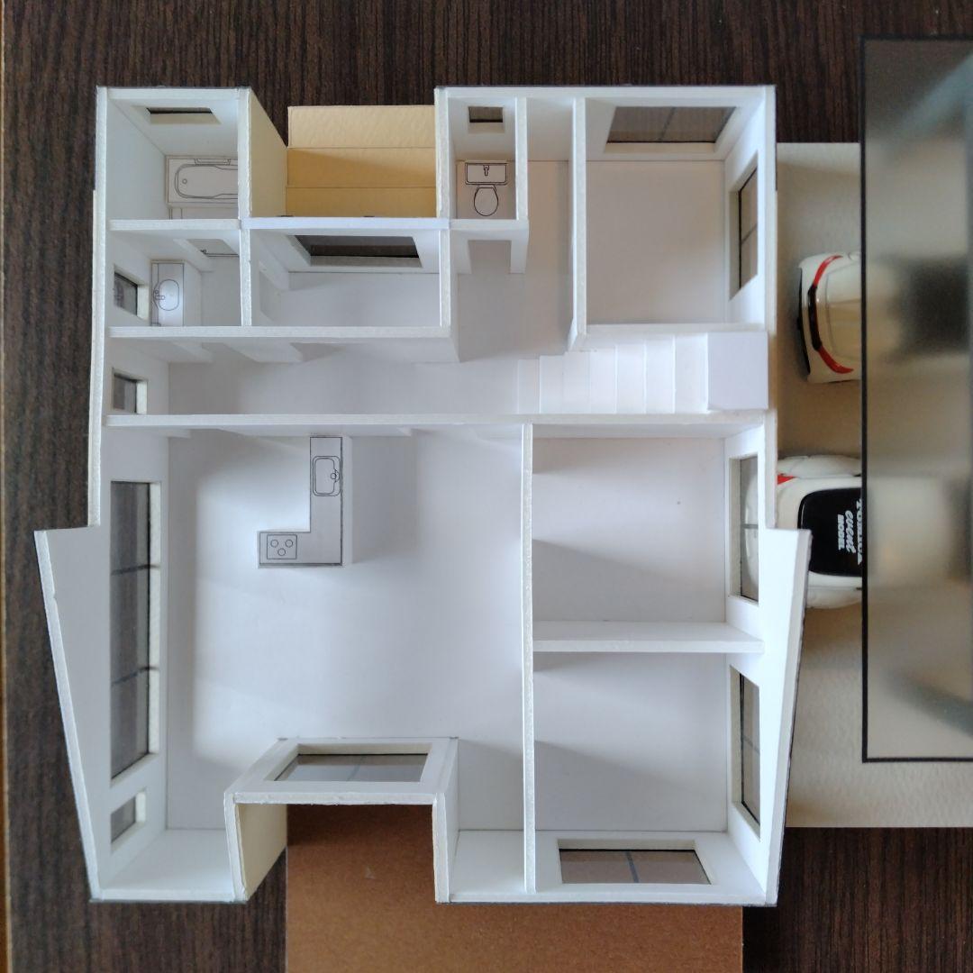 『黒と赤』2種類の屋根No.96・100分の1，2階建て内外模型