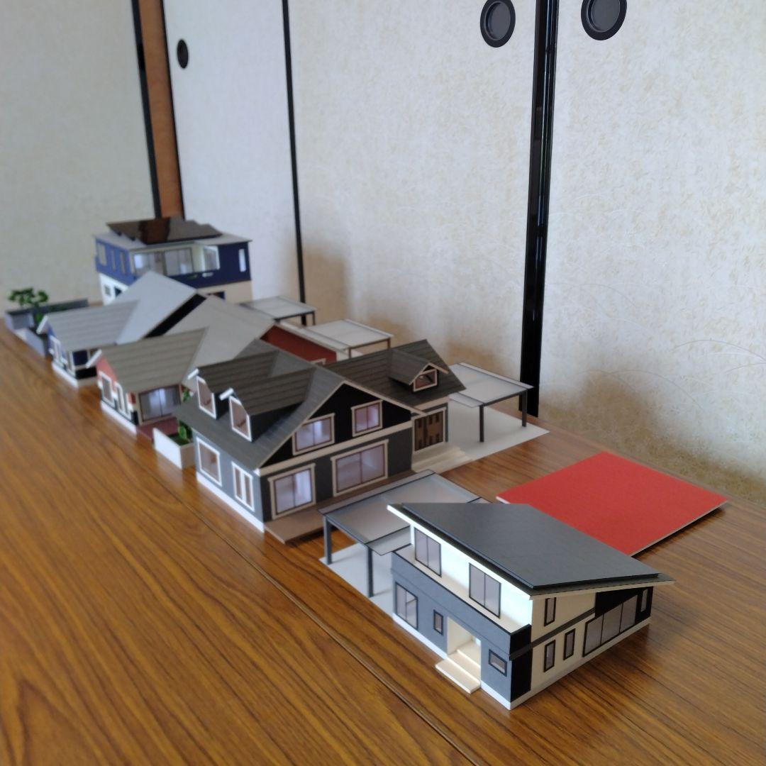 『黒と赤』2種類の屋根No.96・100分の1，2階建て内外模型