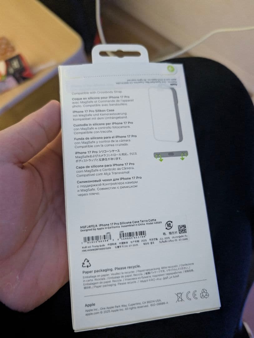 iPhone 17 Pro純正 シリコンケース オレンジ