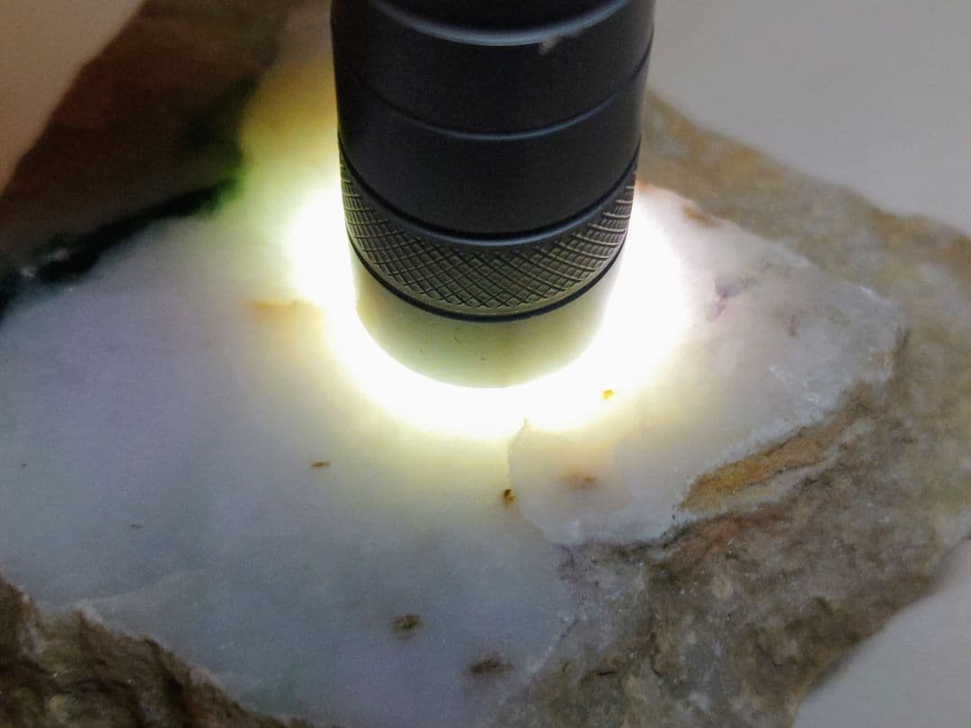 淡ラベ緑 574g 翡翠 ヒスイ 原石 鑑賞石 自然石 誕生石 鉱物 鉱石 水石