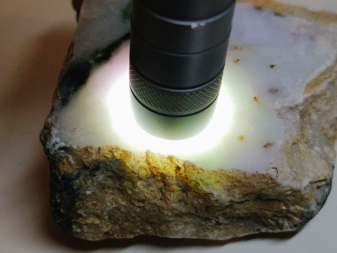 淡ラベ緑 574g 翡翠 ヒスイ 原石 鑑賞石 自然石 誕生石 鉱物 鉱石 水石