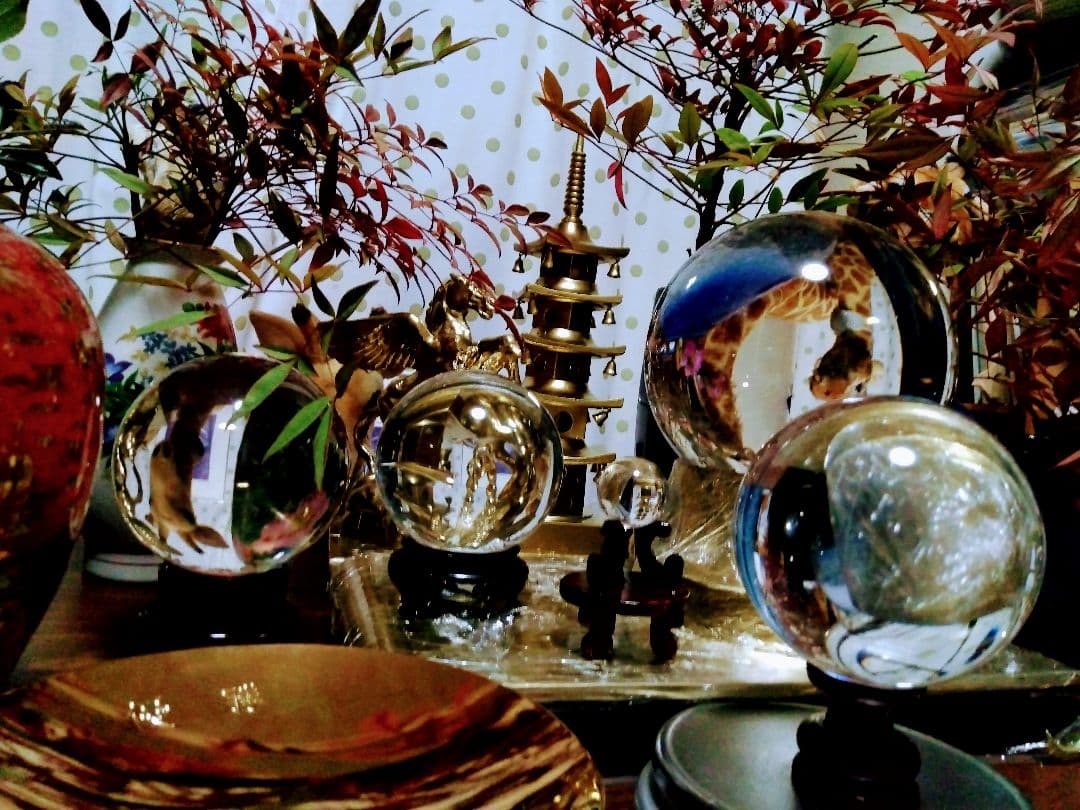 特大.天然？水晶玉の置物.1705グラム位.木製台座付き