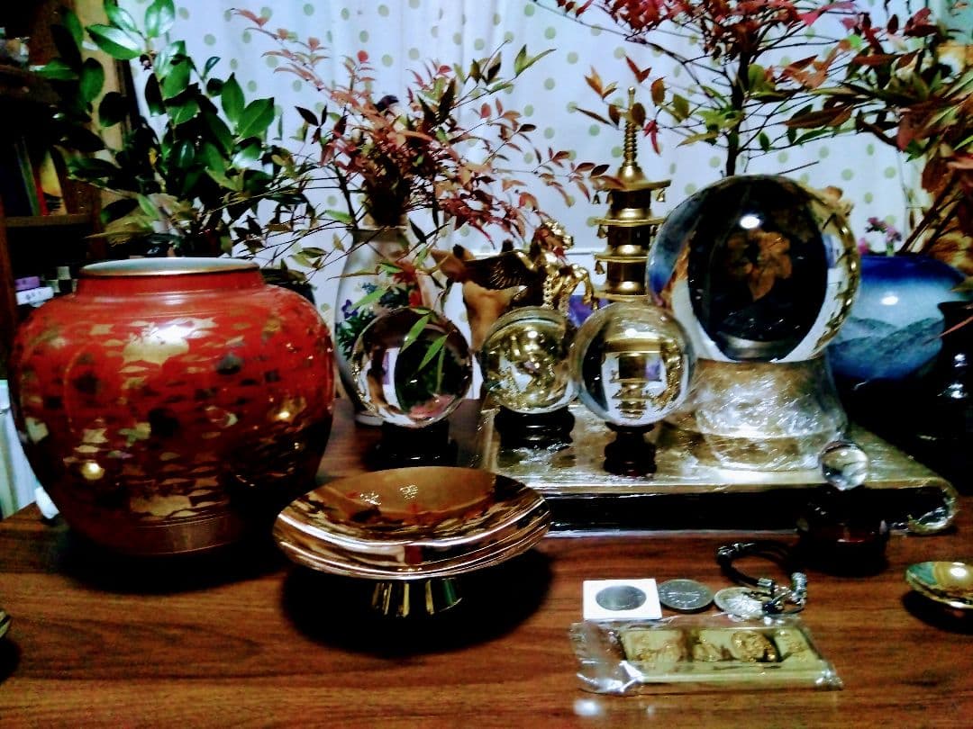 特大.天然？水晶玉の置物.1705グラム位.木製台座付き
