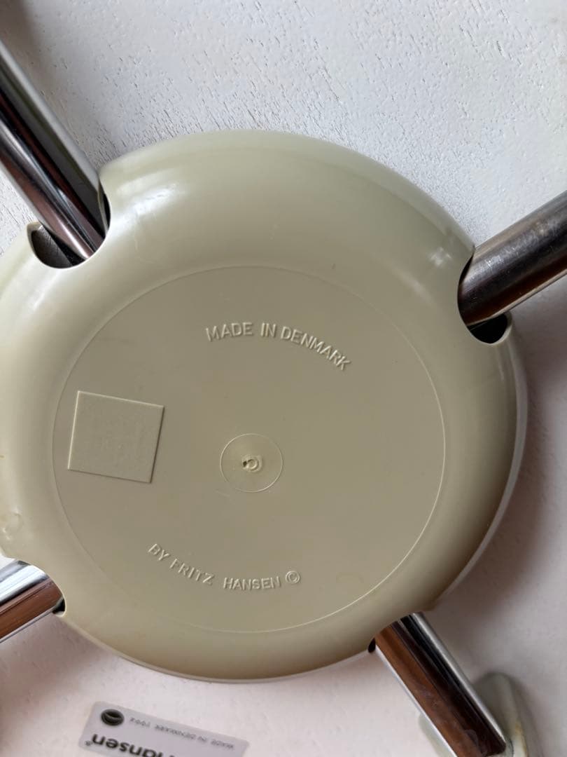 Fritz Hansen社製のドットスツールです。
