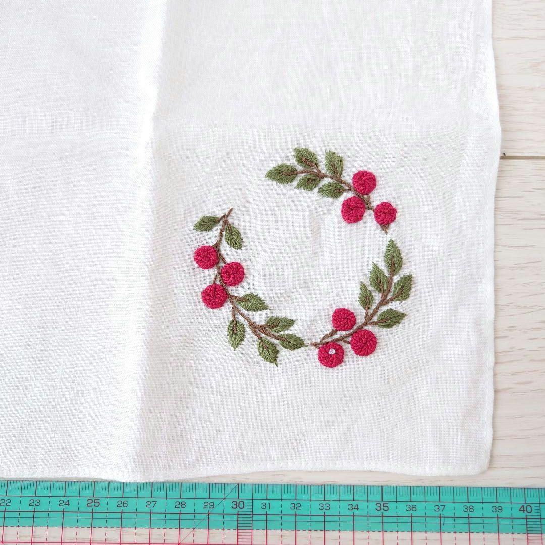 手刺繍入り　リネンクロス/リネンハンカチ【赤い実のリース】