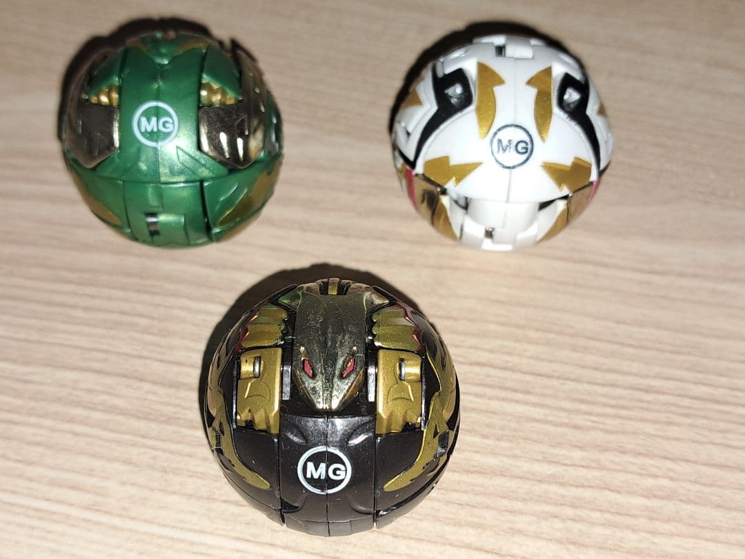 激レア　爆丸　神3　磁ドラガオン 轟フドウ 士ガリュウ　カード付き