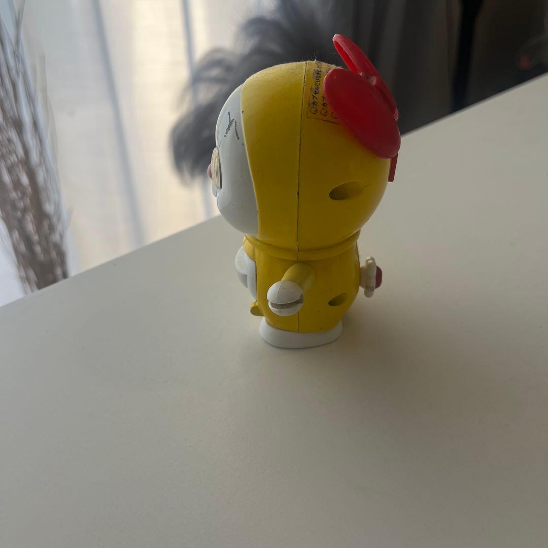 黄色のキャラクター人形 赤いリボン付き