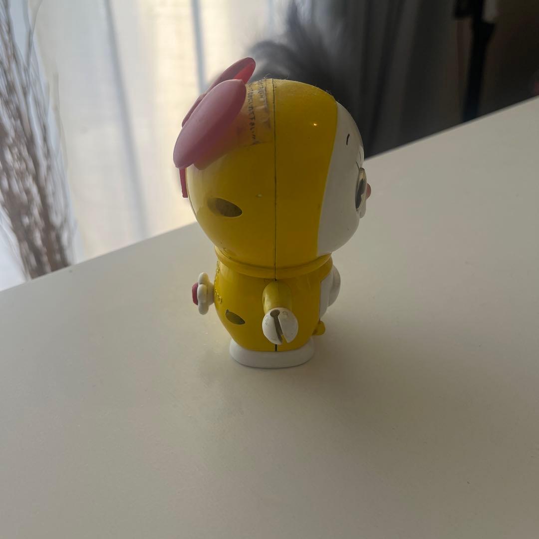 黄色のキャラクター人形 赤いリボン付き
