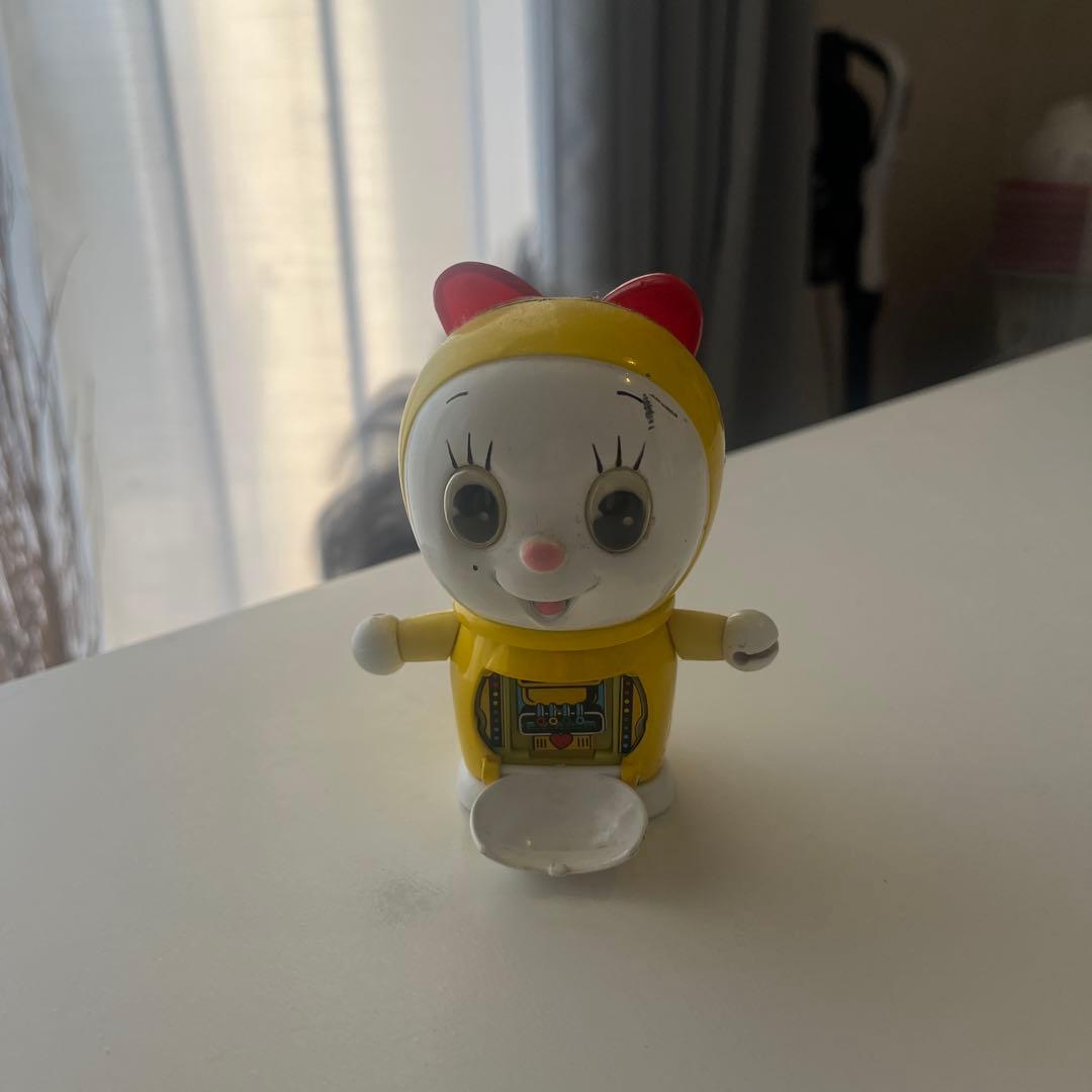 黄色のキャラクター人形 赤いリボン付き
