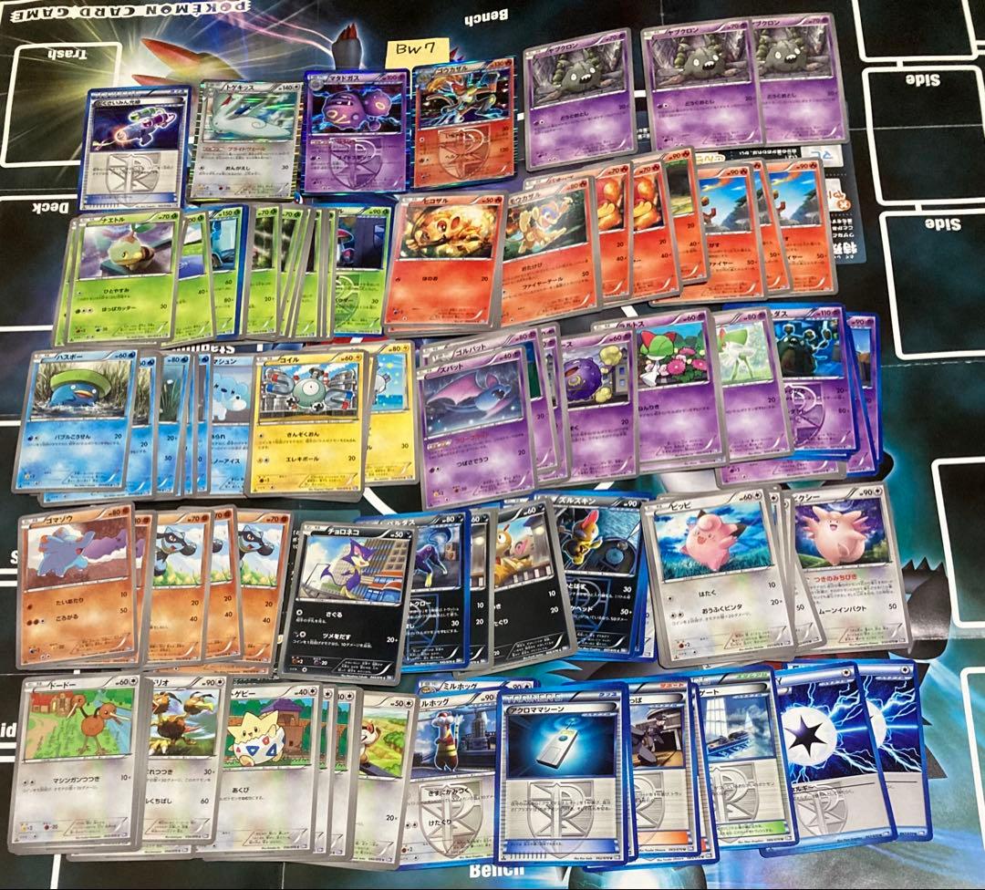 ポケモンカードBW１〜９（不揃い）。カード収納ケース２種。プレイマット２種他