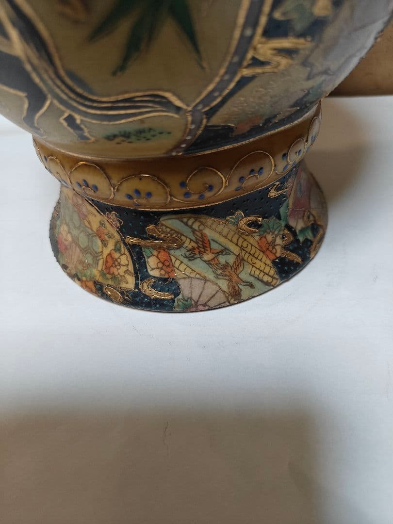 日本の伝統的な絵柄が施された陶器の花瓶非常にまれ