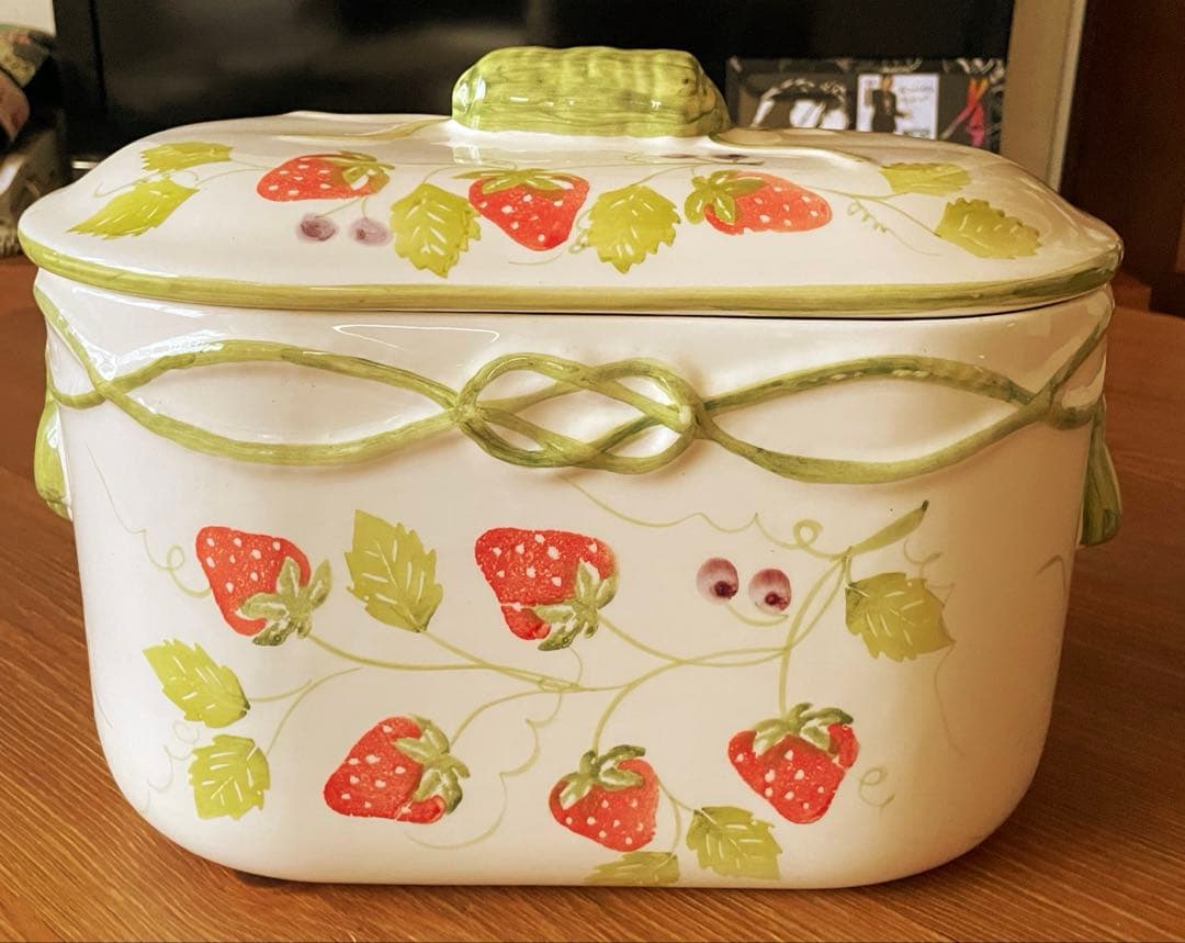 ブレッドケース　❤️ いちご　苺　イチゴ　ストロベリー　パンケース　陶器