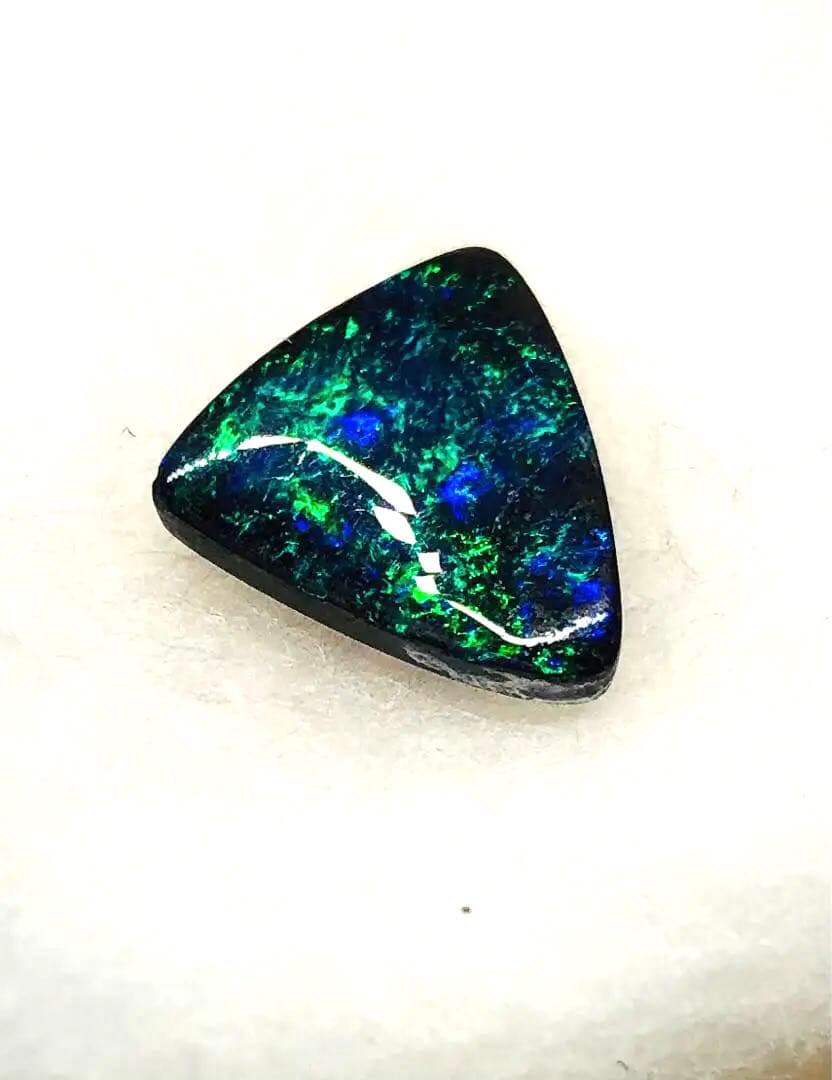 オパール 三角形 青緑の遊色効果あり　未使用品　箱付き