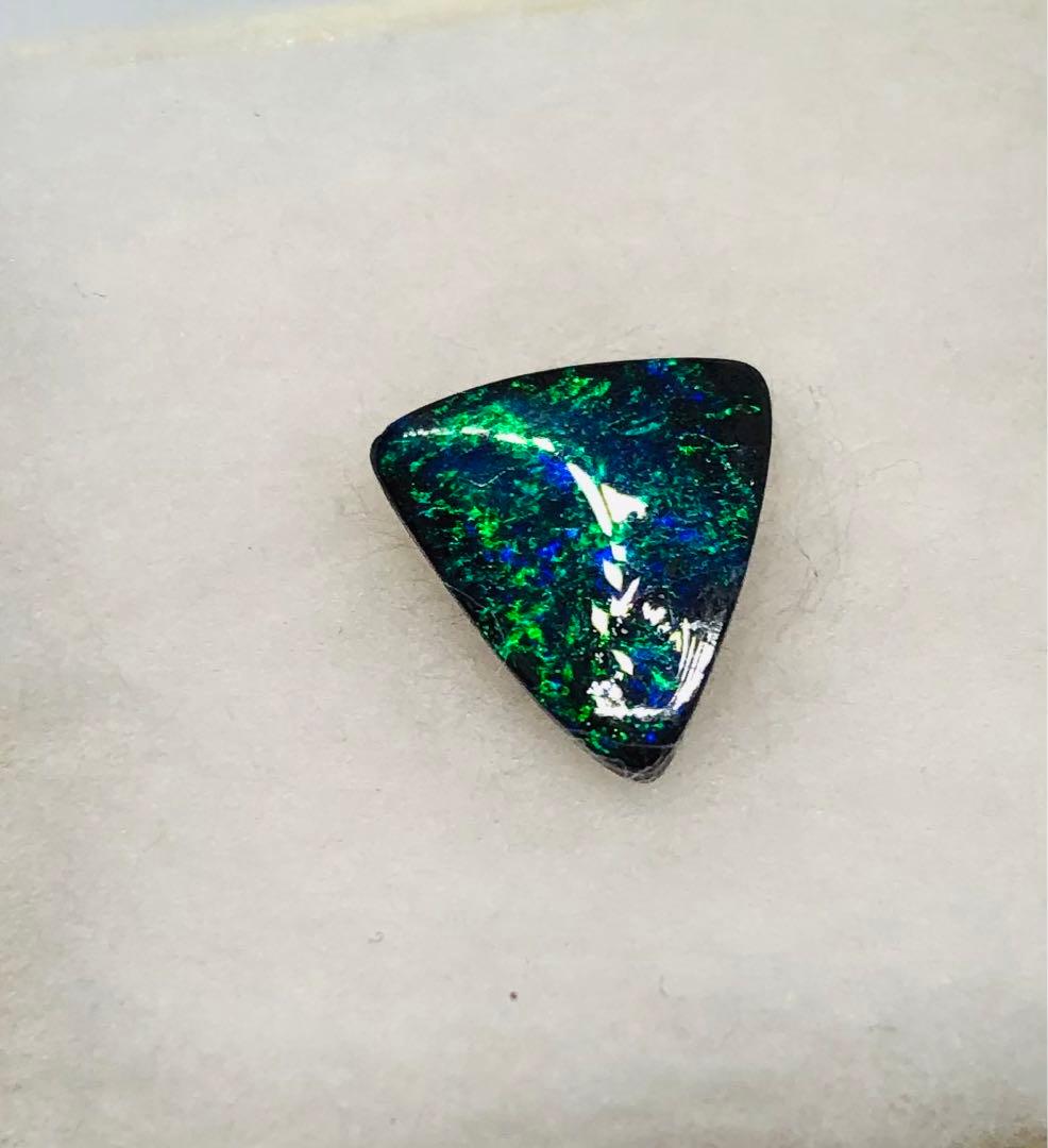 オパール 三角形 青緑の遊色効果あり　未使用品　箱付き