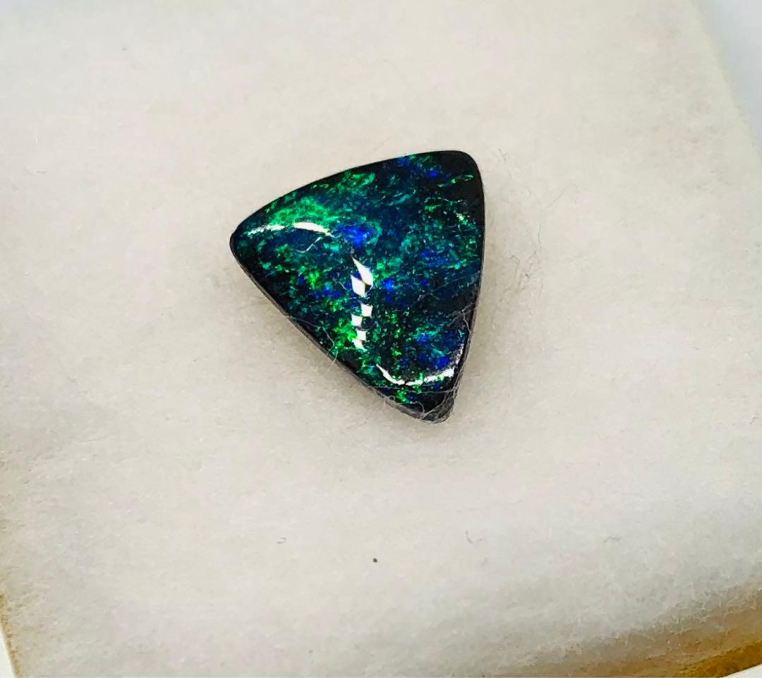 オパール 三角形 青緑の遊色効果あり　未使用品　箱付き