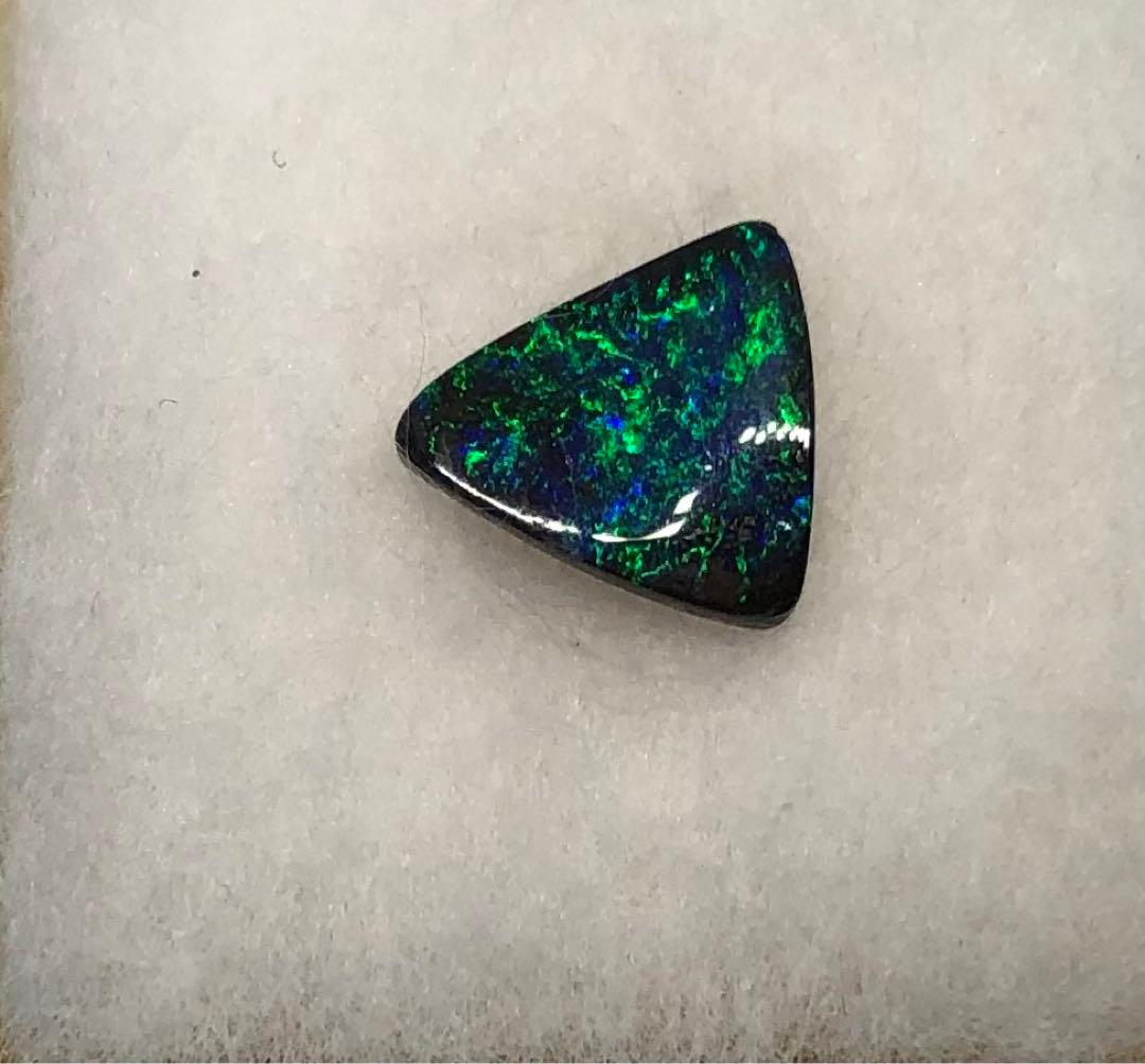 オパール 三角形 青緑の遊色効果あり　未使用品　箱付き