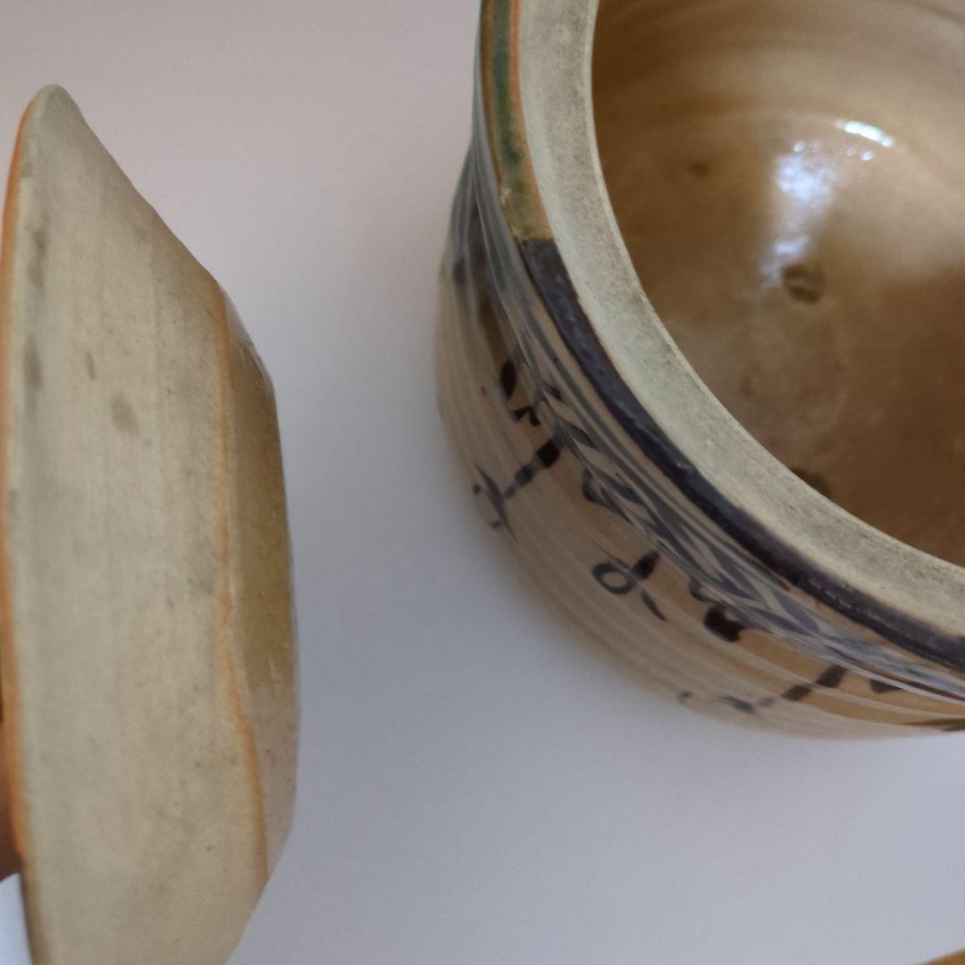 手描き模様の陶器