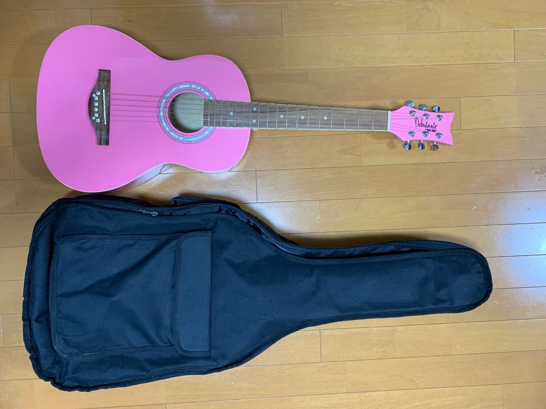 デイジー・ロックのアコースティックギター『デビュタント』ピンク色