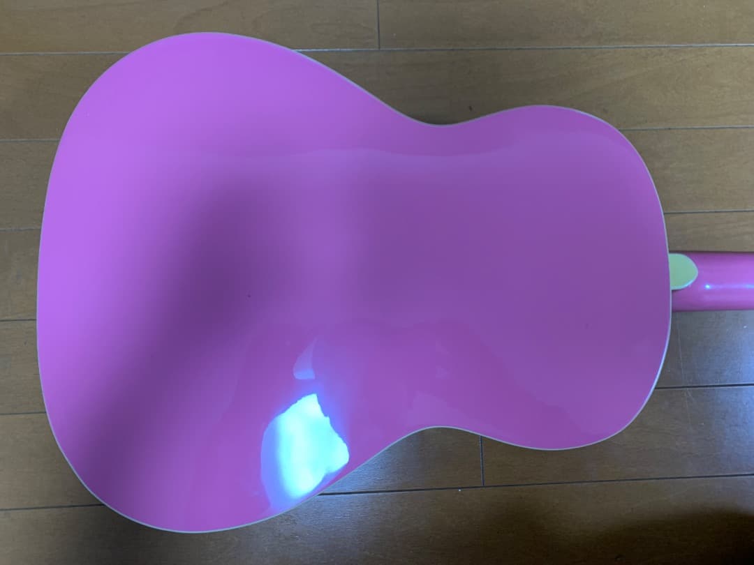 デイジー・ロックのアコースティックギター『デビュタント』ピンク色