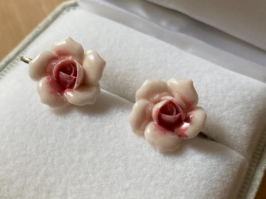 陶器　薔薇イヤリング&ネックレス　セット　淡いピンク