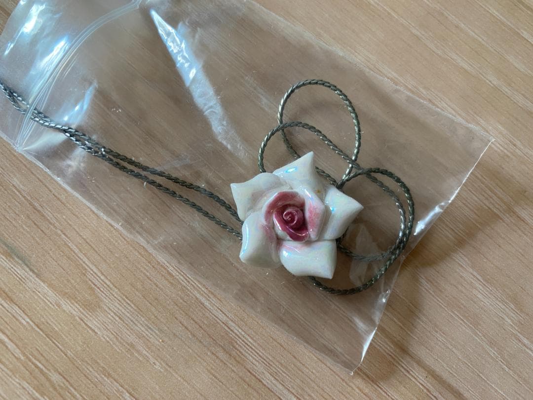 陶器　薔薇イヤリング&ネックレス　セット　淡いピンク