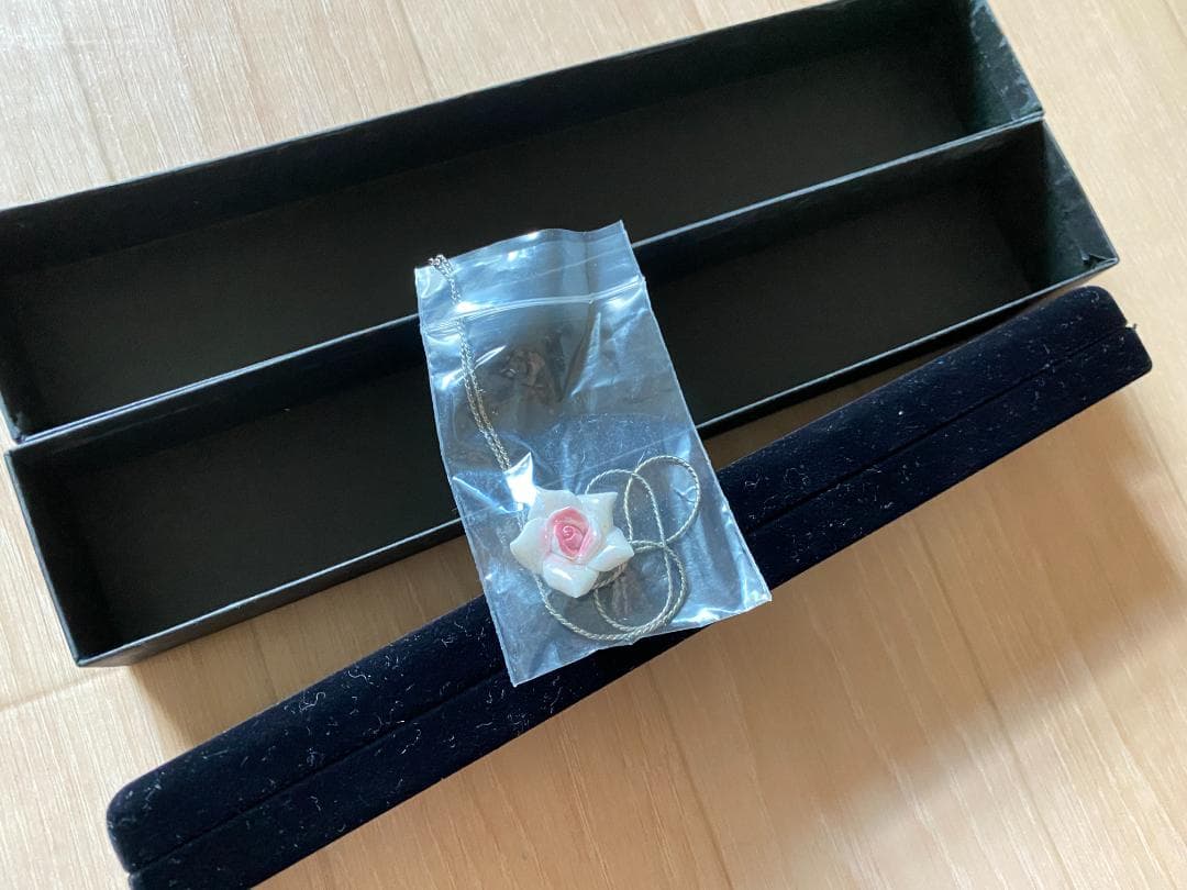 陶器　薔薇イヤリング&ネックレス　セット　淡いピンク