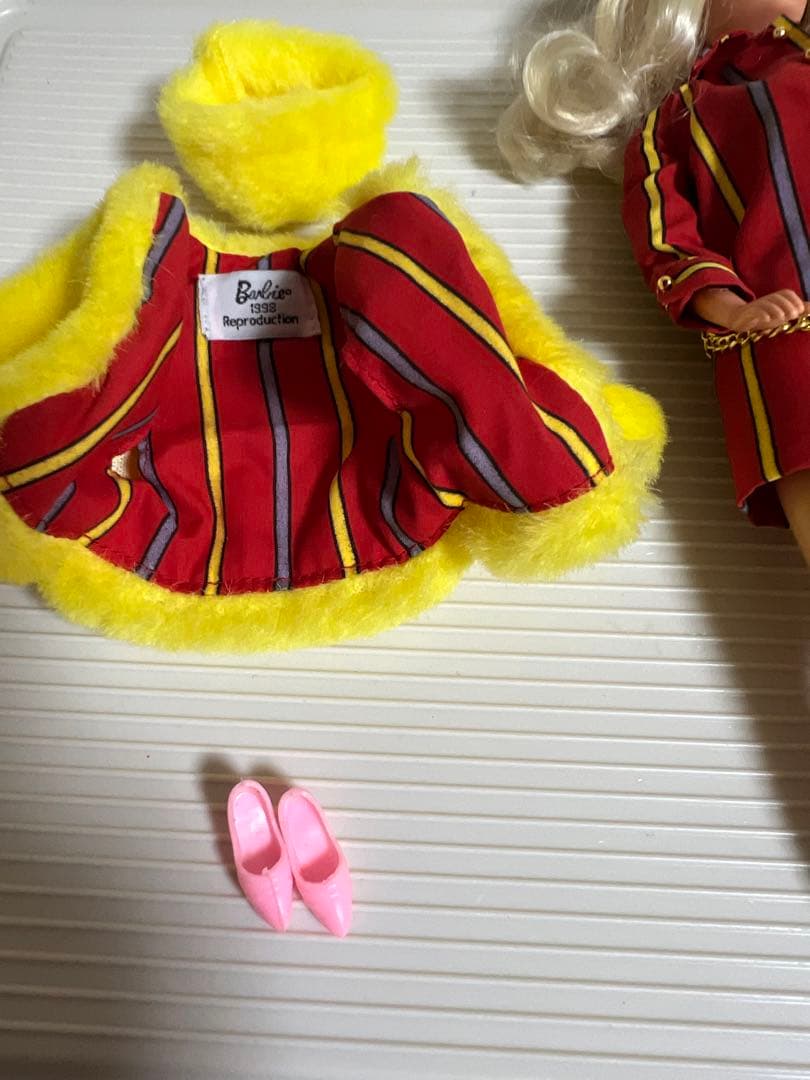 バービーのお人形のセット（レトロ）（1966年）黄色の帽子付き