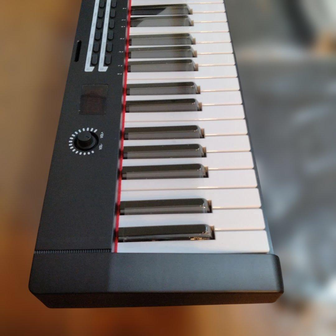 電子ピアノ　61鍵盤