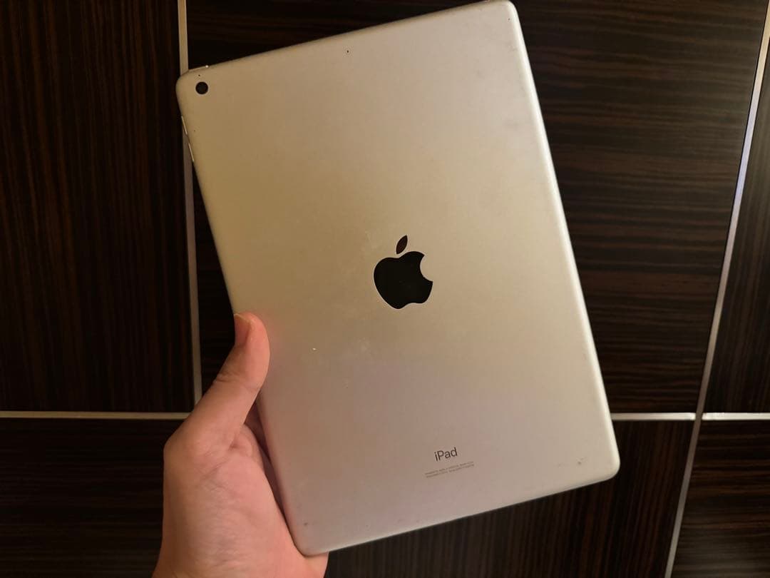 c*a様 Apple iPad シルバー 本体 iPad (第7世代) 中古