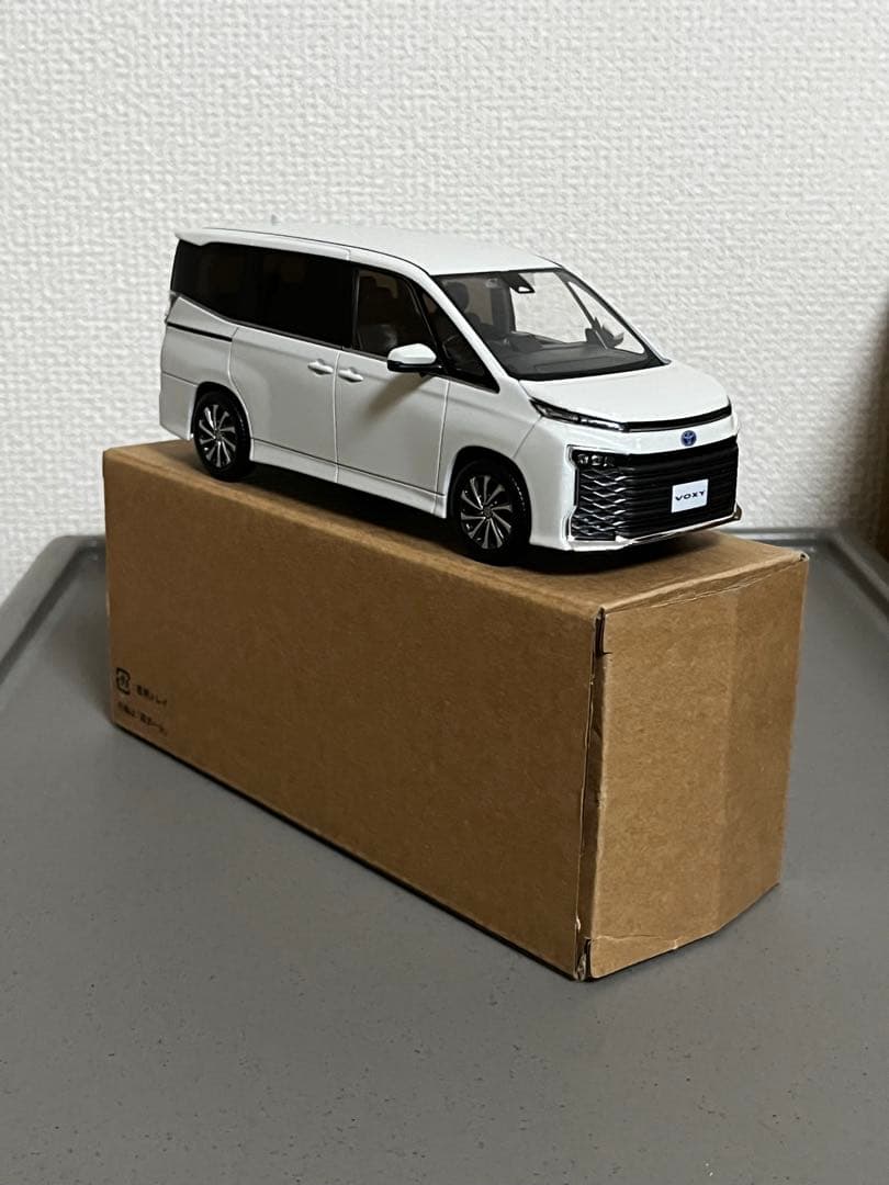 トヨタ Voxy 1/30スケールミニカー