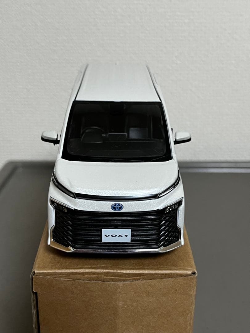 トヨタ Voxy 1/30スケールミニカー