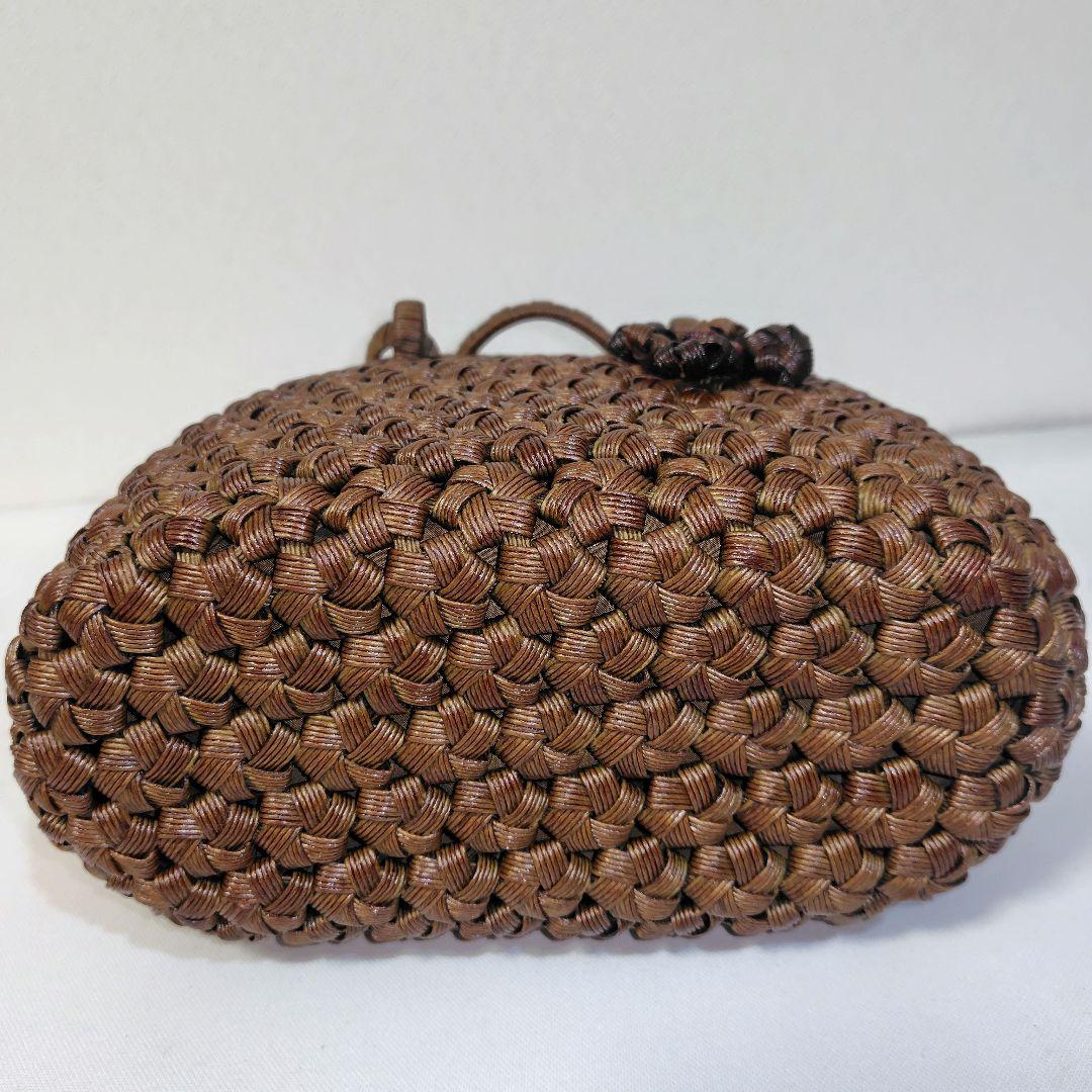 クラフトで作った山葡萄風コロンとしたかごバッグ（チャーム付きファスナー付き蓋）