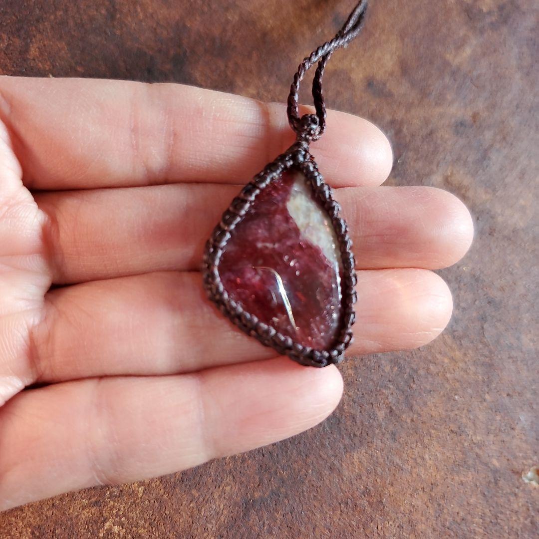 希少　カナダ産　ユーディアライト　マクラメペンダント