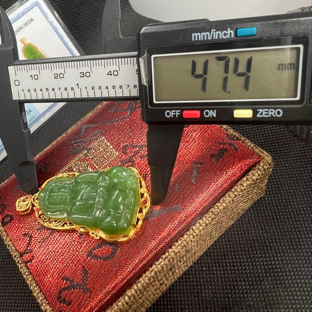 18k使用和田玉翡翠グリーン碧玉の釈迦牟尼仏彫りペンダントトップ　海外鑑定書付き