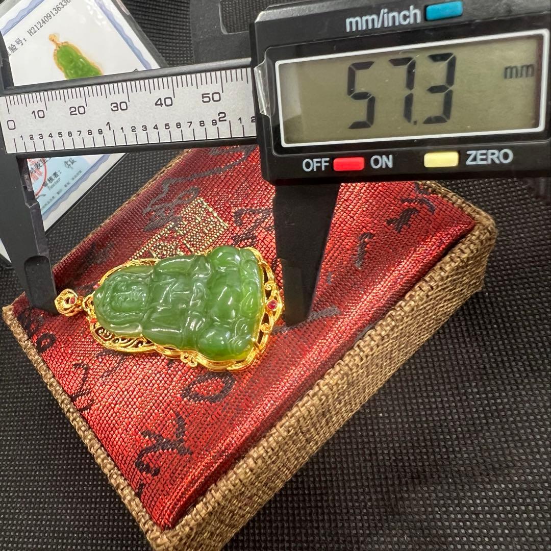 18k使用和田玉翡翠グリーン碧玉の釈迦牟尼仏彫りペンダントトップ　海外鑑定書付き