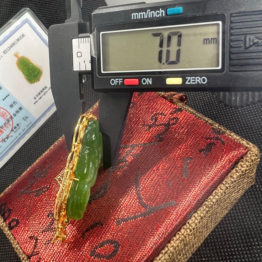 18k使用和田玉翡翠グリーン碧玉の釈迦牟尼仏彫りペンダントトップ　海外鑑定書付き