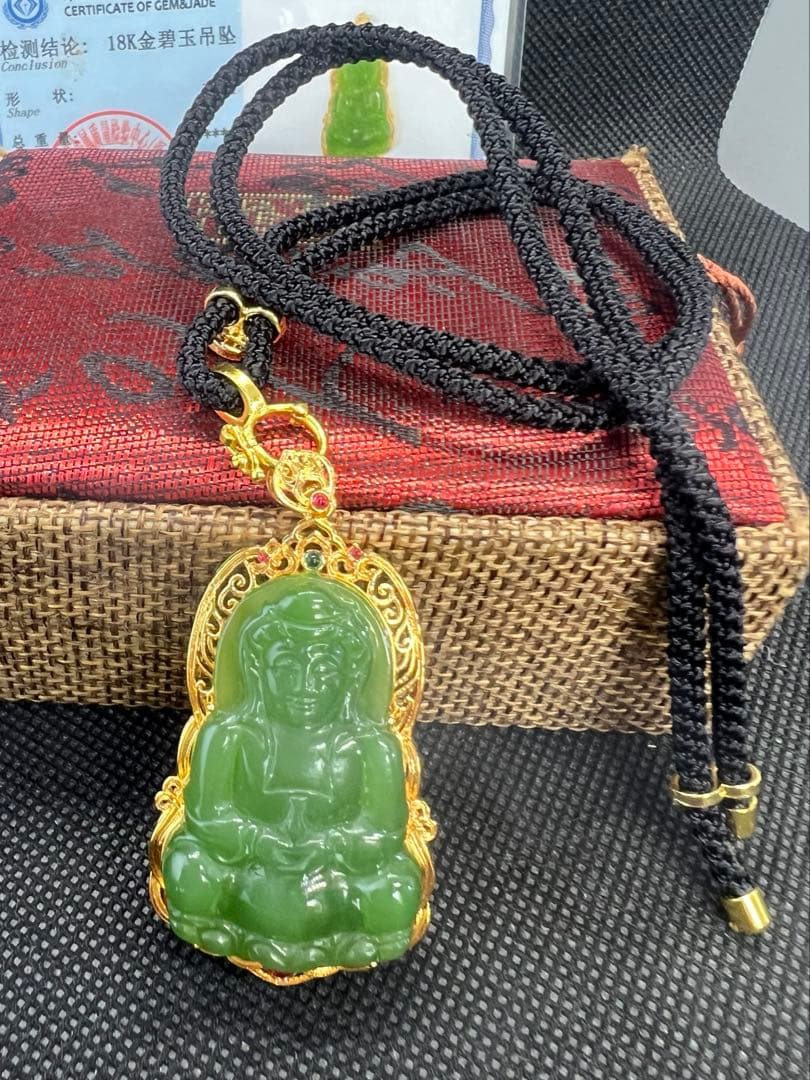 18k使用和田玉翡翠グリーン碧玉の釈迦牟尼仏彫りペンダントトップ　海外鑑定書付き