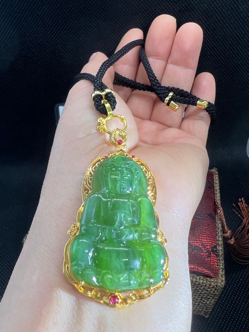 18k使用和田玉翡翠グリーン碧玉の釈迦牟尼仏彫りペンダントトップ　海外鑑定書付き