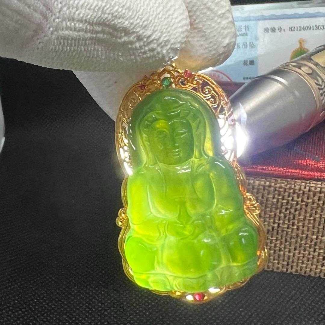 18k使用和田玉翡翠グリーン碧玉の釈迦牟尼仏彫りペンダントトップ　海外鑑定書付き