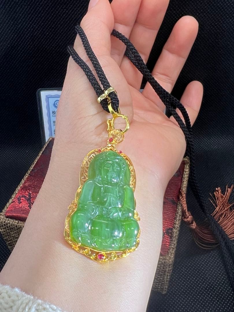 18k使用和田玉翡翠グリーン碧玉の釈迦牟尼仏彫りペンダントトップ　海外鑑定書付き