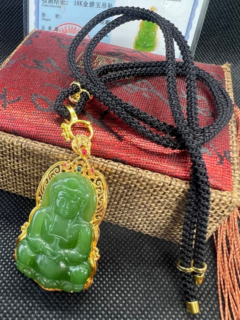 18k使用和田玉翡翠グリーン碧玉の釈迦牟尼仏彫りペンダントトップ　海外鑑定書付き