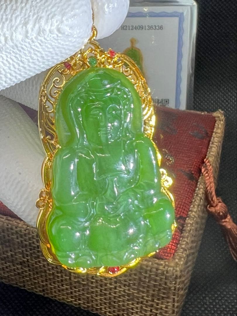 18k使用和田玉翡翠グリーン碧玉の釈迦牟尼仏彫りペンダントトップ　海外鑑定書付き