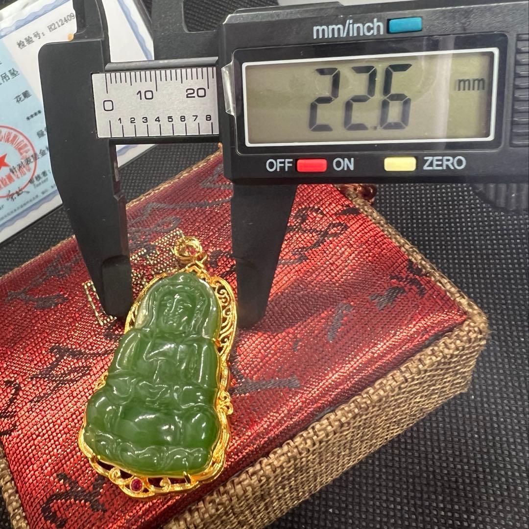 18k使用和田玉翡翠グリーン碧玉の釈迦牟尼仏彫りペンダントトップ　海外鑑定書付き