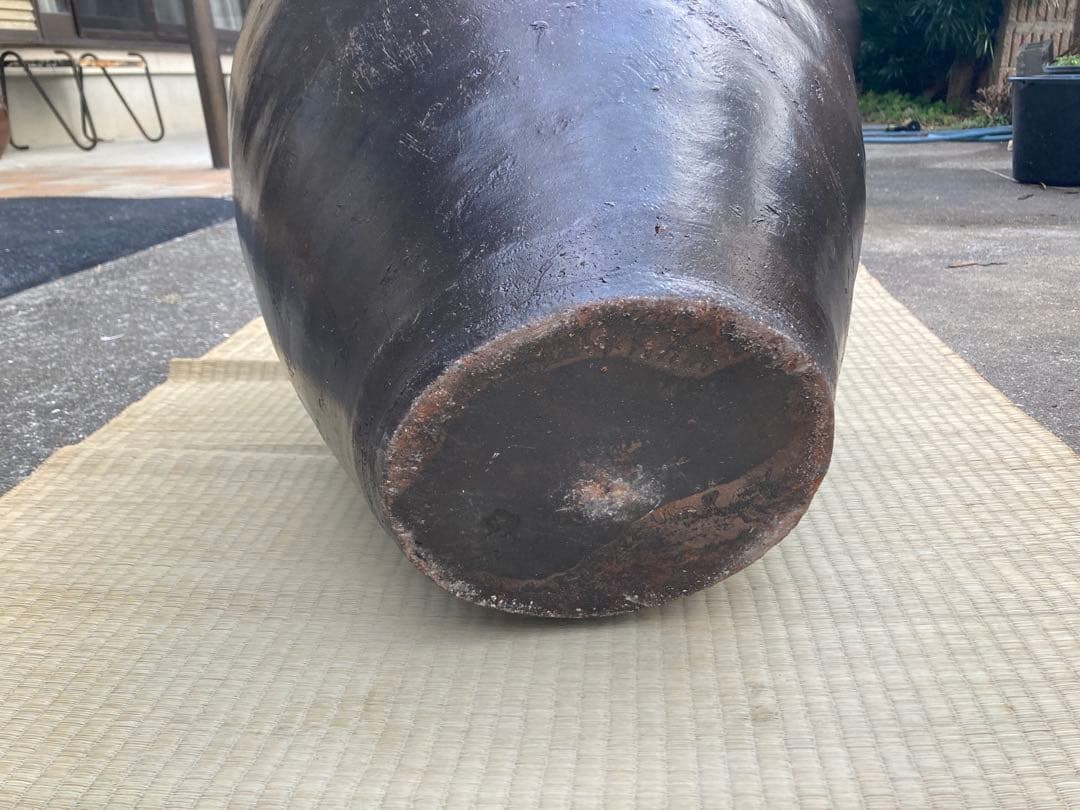 訳あり。存在感抜群！時代物 陶器の大型甕 古い壺 。茶褐色。和モダン 60センチ